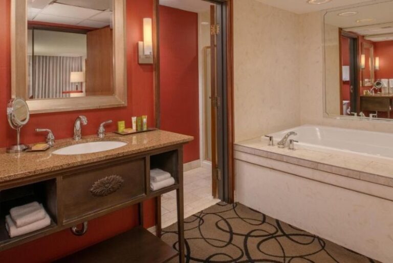 Hotels with Hot Tubs in Bellevue
