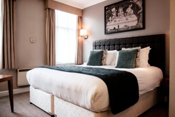 Couple hotels in lomdon -The Mad Hatter Hotel3