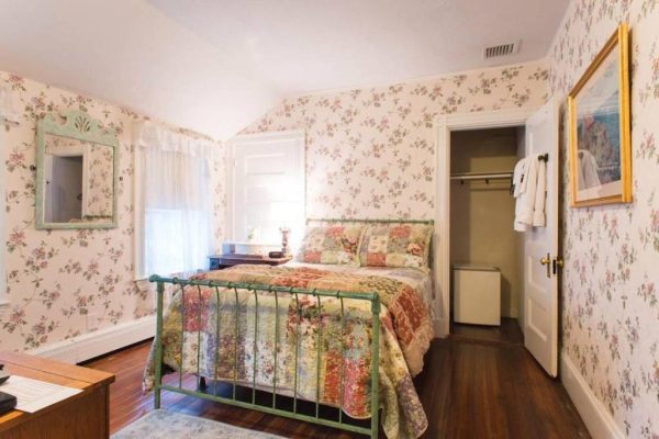 Themed hotels in Massachusetts The Coolidge Corner Guesthouse 2