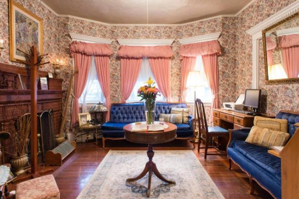 Themed hotels in Massachusetts The Coolidge Corner Guesthouse 5