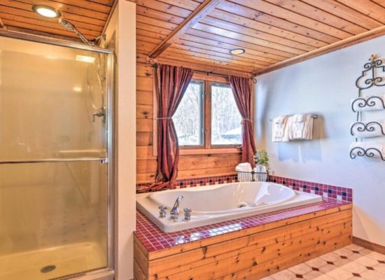 honeymoon suites Lodge with Indoor Pool, Along Devils Lake Park lowa 8