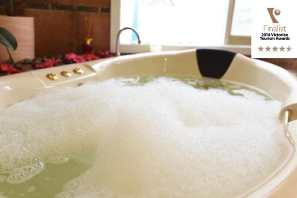 hotel with a hot tub Lakeside Cottage Luxury B&B Melbourne 2
