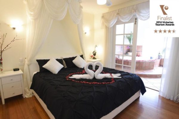hotel with a hot tub Lakeside Cottage Luxury B&B Melbourne 5