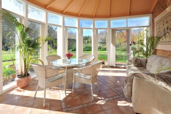 hotel with a hot tub Lakeside Cottage Luxury B&B Melbourne 6