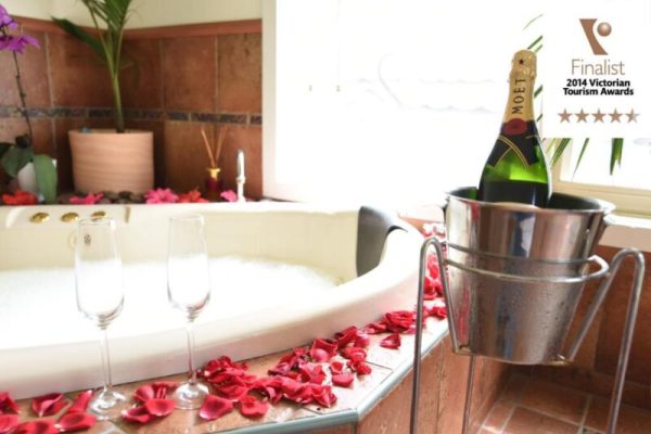 hotel with a hot tub Lakeside Cottage Luxury B&B Melbourne