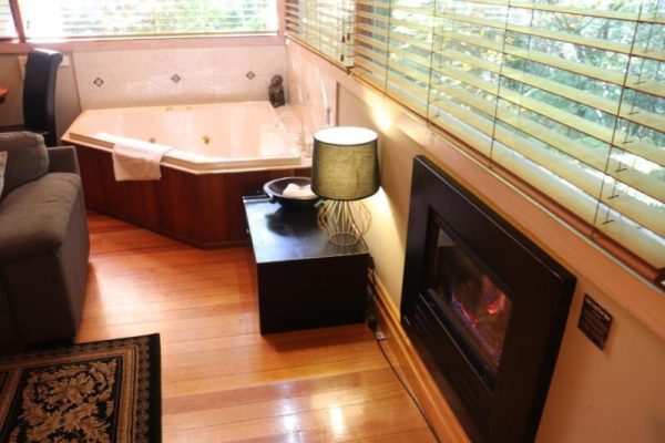 hotel with a hot tub Linden Gardens Rainforest Retreat ,Melbourne 3