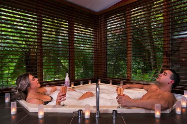 hotel with a hot tub Linden Gardens Rainforest Retreat ,Melbourne