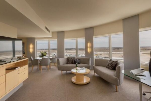 hotel with a hot tub PARKROYAL Melbourne Airport 2