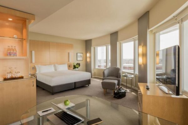 hotel with a hot tub PARKROYAL Melbourne Airport 4