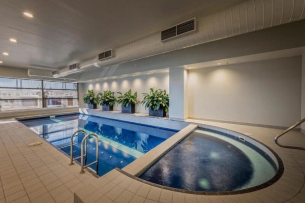 hotel with a hot tub PARKROYAL Melbourne Airport 6