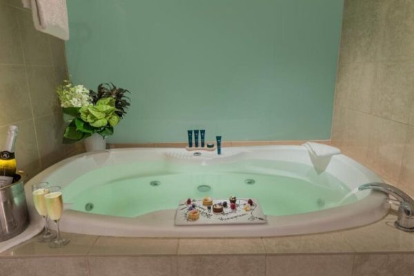 hotel with a hot tub PARKROYAL Melbourne Airport