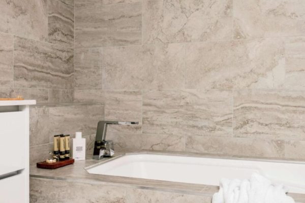 hotel with a hot tub Quay West Suites Melbourne 2