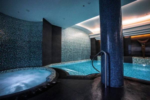 hotel with a hot tub Quay West Suites Melbourne