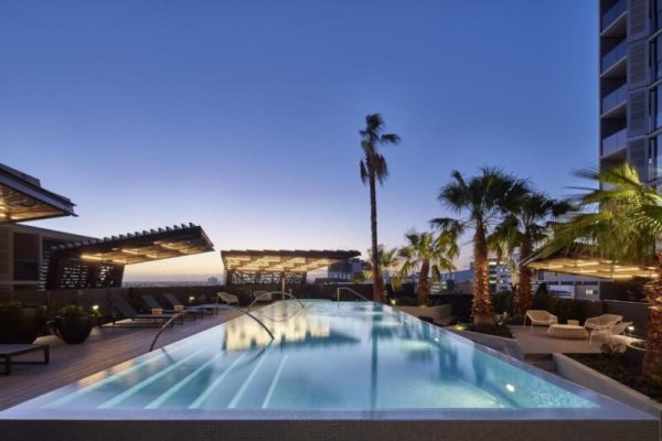 hotel with a hot tub Turnkey Accommodation-North Melbourne 4