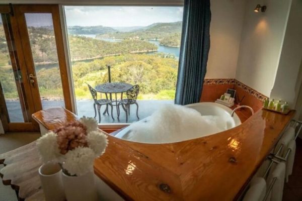 hotel with a private hot tub Eagle View Escape NSW 3