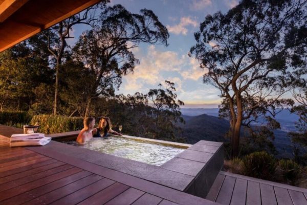 hotel with a private hot tub Spicers Peak Lodge NSW 5