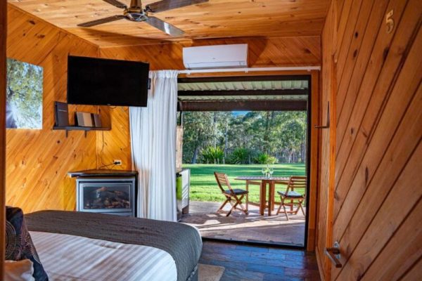 hotel with a private hot tub Waterfall Springs Retreat & Wildlife Sanctuary NSW 5