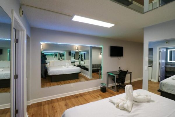 hotel with mirrors on ceiling Envi Boutique Hotel in USA 3