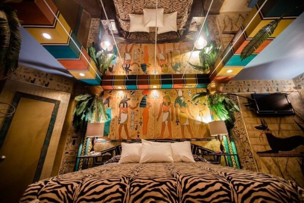 hotel with mirrors on ceiling Feather Nest Inn in USA 3