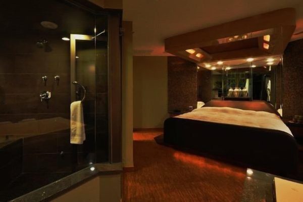 hotels for couples in chicago - champagne lodge 4