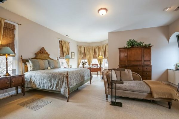 hotels for couples in chicago - harvey house b&b 3