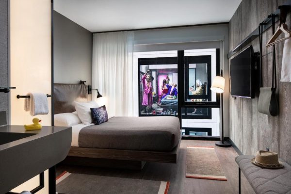 hotels for couples in chicago - moxy chicago 6