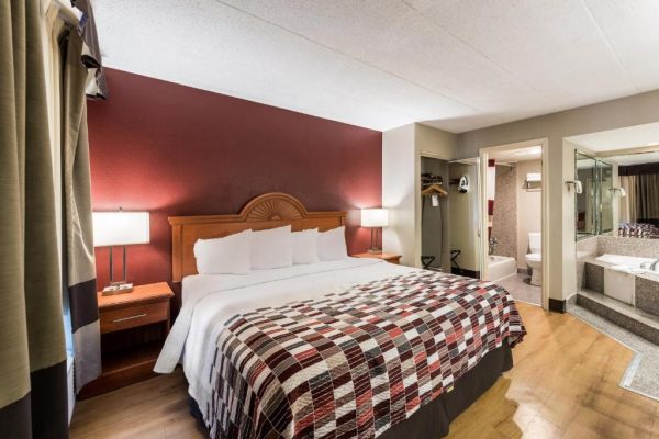 hotels for couples in chicago - red roof 3