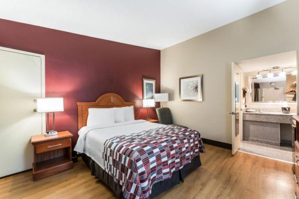 hotels for couples in chicago - red roof 5