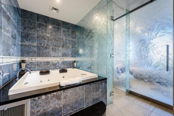 house with a hot tub Exclusive Stays - Gallery Penthouse Melbourne 4