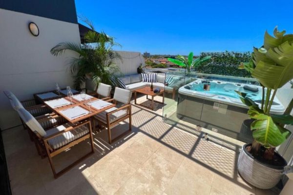 house with a hot tub Luxury St Kilda Townhouse in the Sky Melbourne