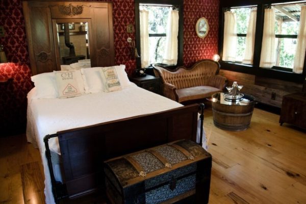 love hotels in Houston -the Moon shiner Cabin 56